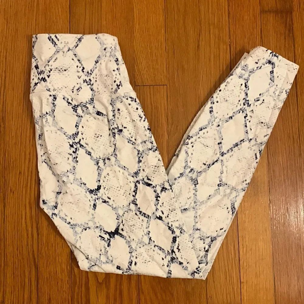 Varley EUC white/gray snakeskin print leggings Size Small